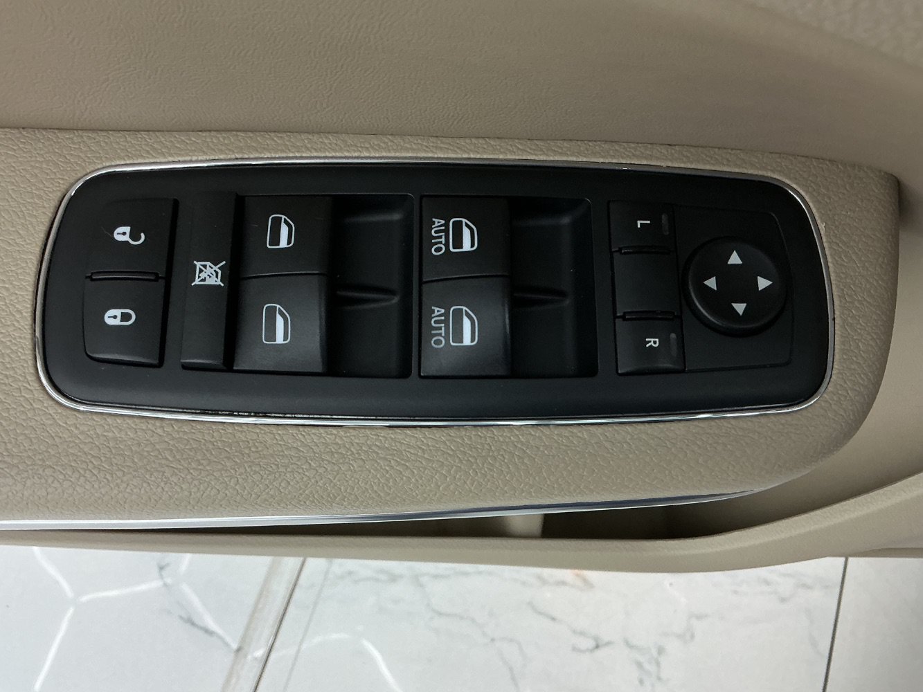 Used 2011 Chrysler 300 C AWD/4WD image 40