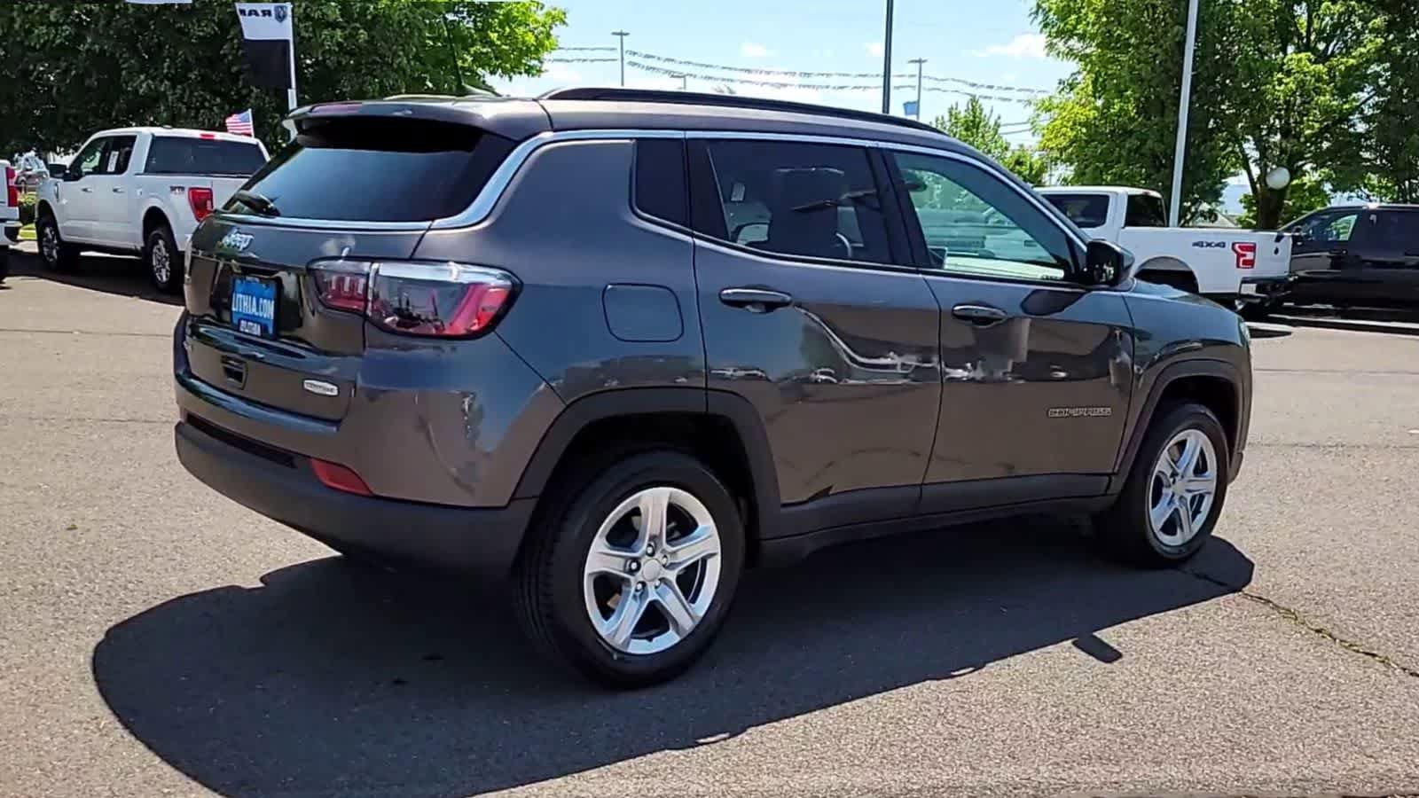 Used 2023 Jeep Compass Latitude w/ Sun and Sound Group AWD/4WD image 8