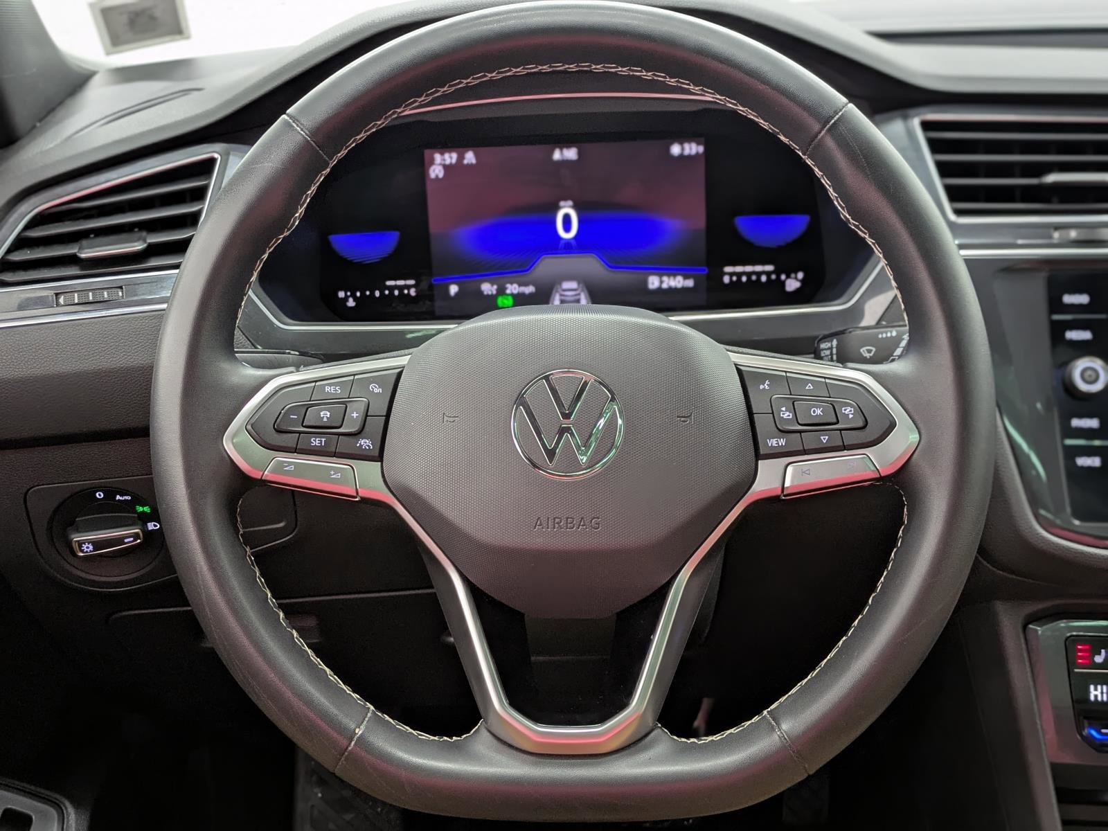 Used 2022 Volkswagen Tiguan SE image 28