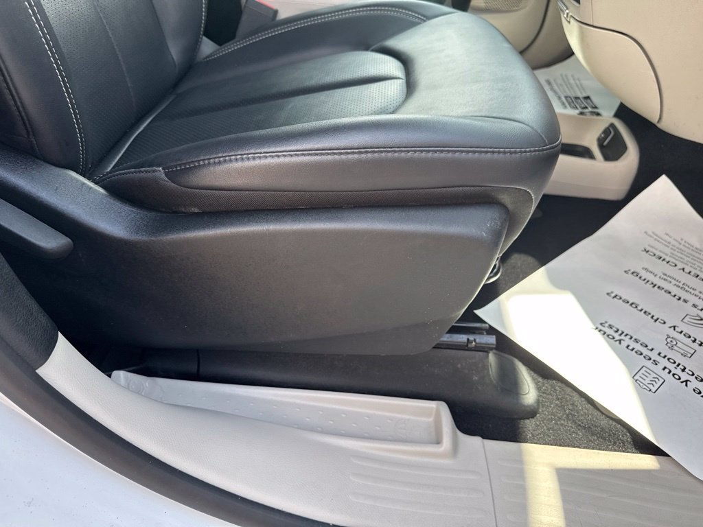 Used 2024 Chrysler Pacifica Limited FWD image 35