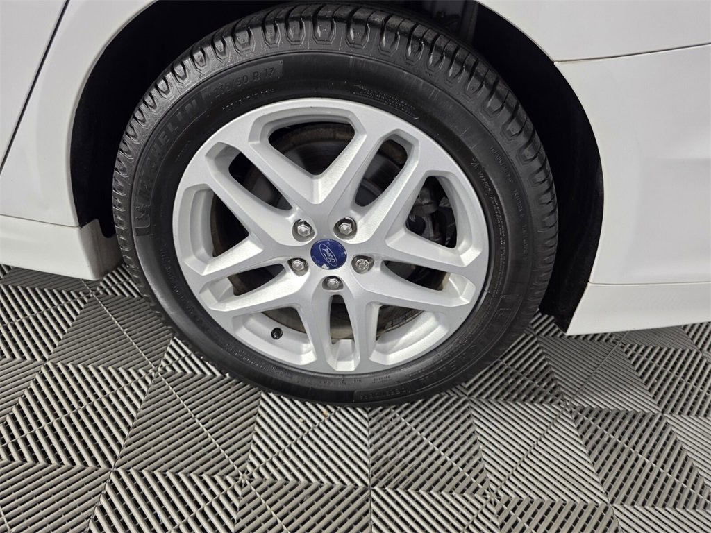 Used 2015 Ford Fusion SE image 18