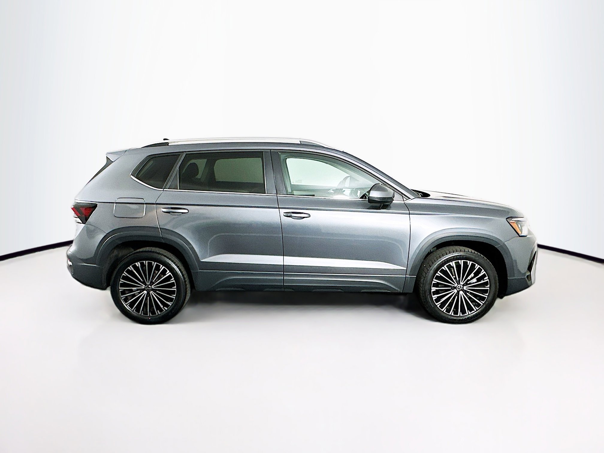 Used 2025 Volkswagen Taos SE image 10