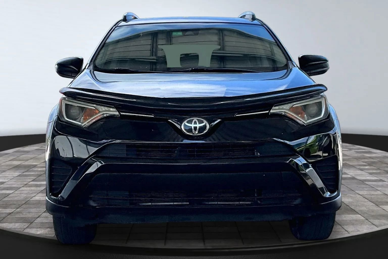 Used 2017 Toyota RAV4 LE FWD image 2