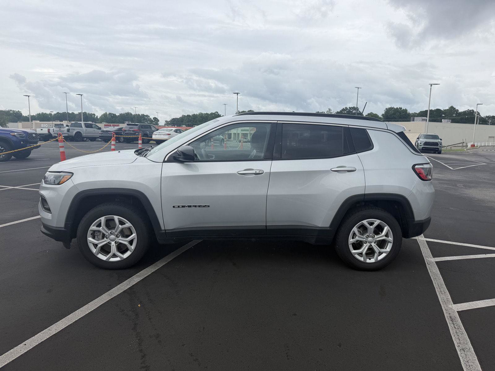 Used 2024 Jeep Compass Latitude AWD/4WD image 4