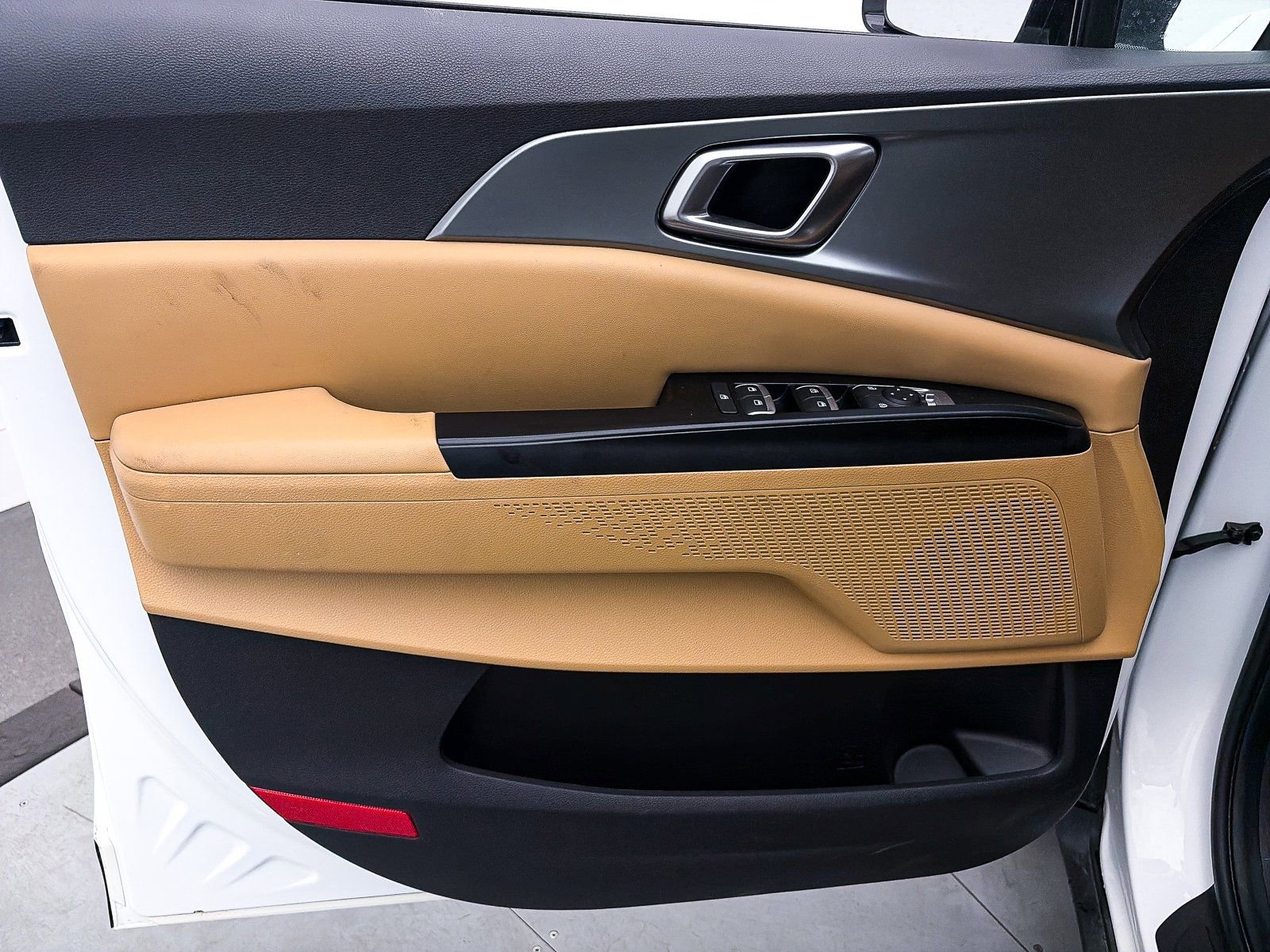 Used 2022 Kia Carnival LX image 16