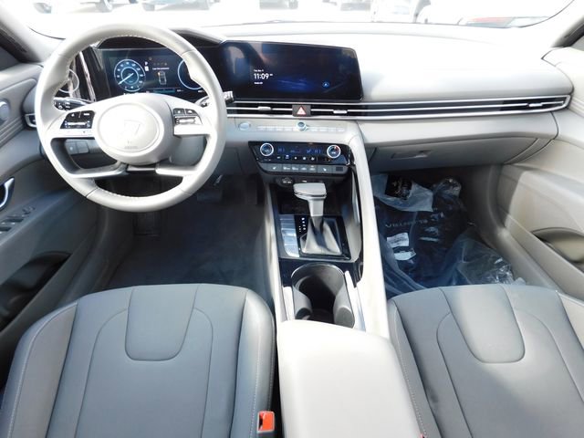Used 2025 Hyundai Elantra SEL image 19
