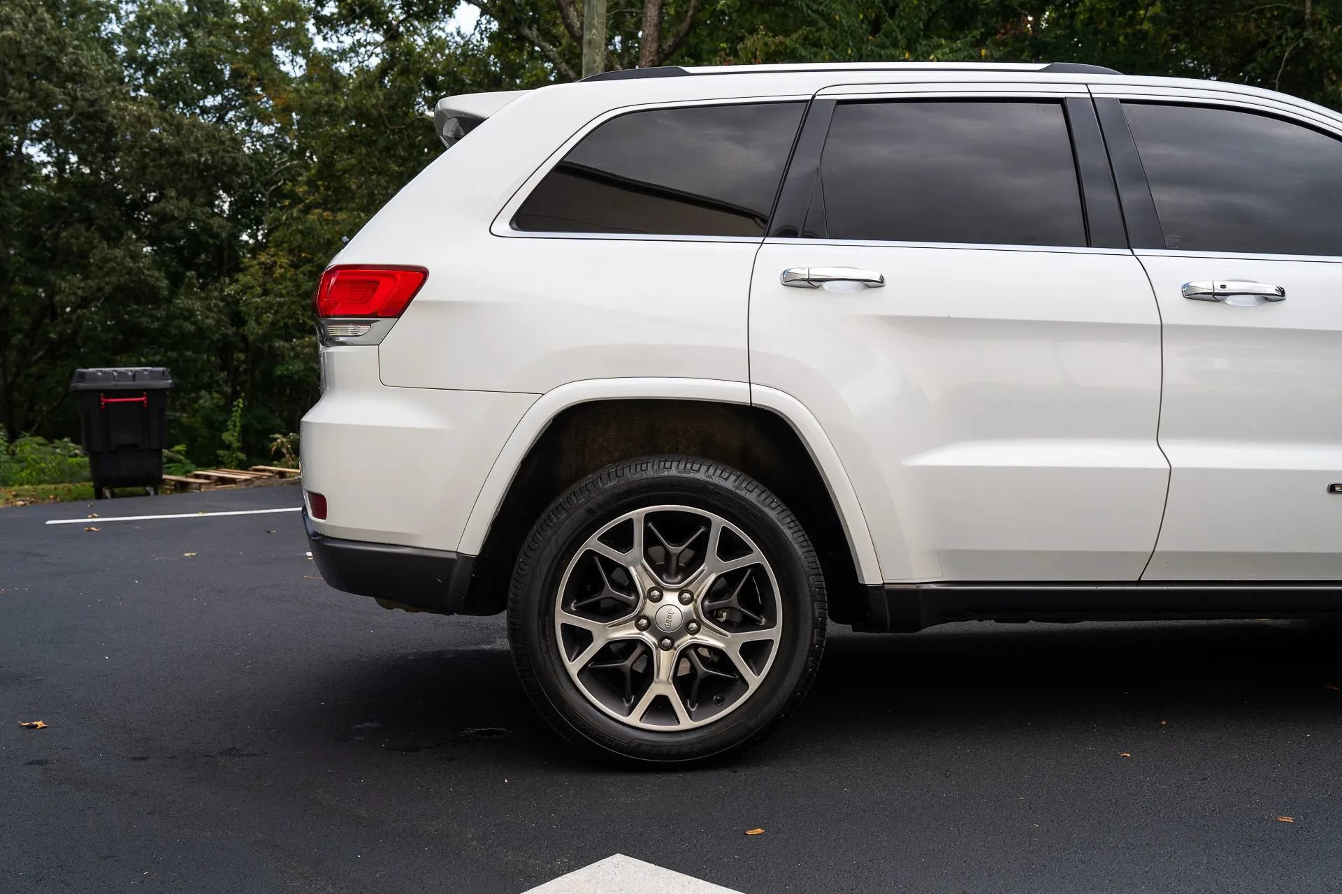 Used 2018 Jeep Grand Cherokee Limited AWD/4WD image 10