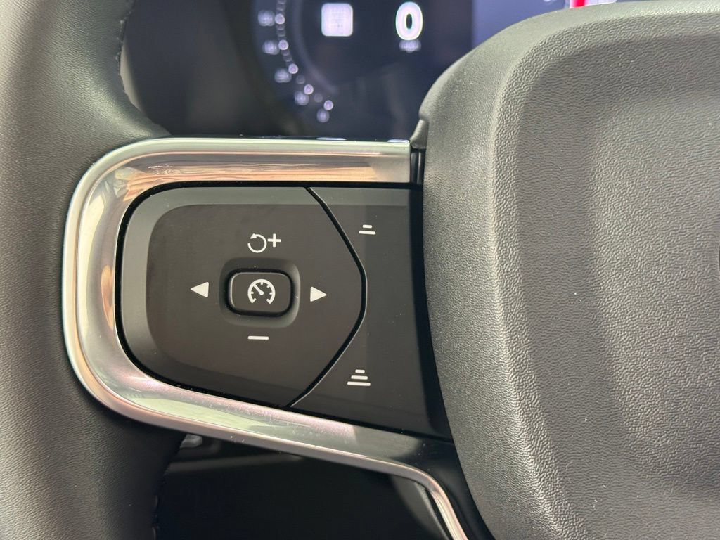 Certified 2025 Volvo XC40 B5 Plus AWD/4WD image 28