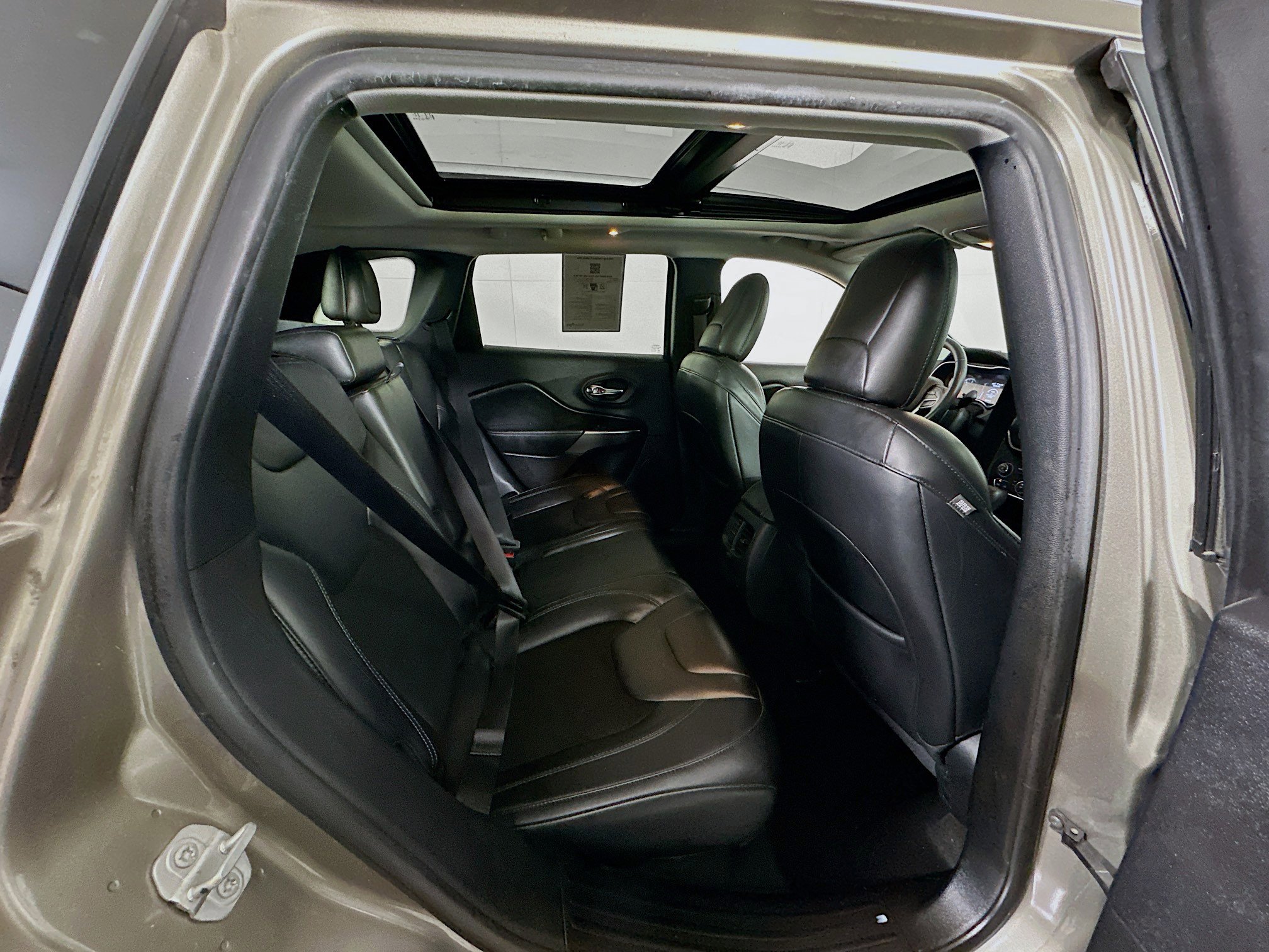 Used 2020 Jeep Cherokee Latitude Plus FWD image 29