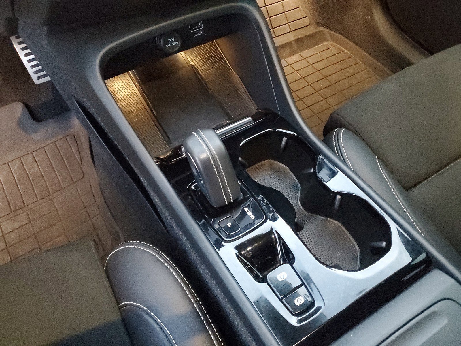 Used 2022 Volvo XC40 T5 R-Design w/ Advanced Package image 26