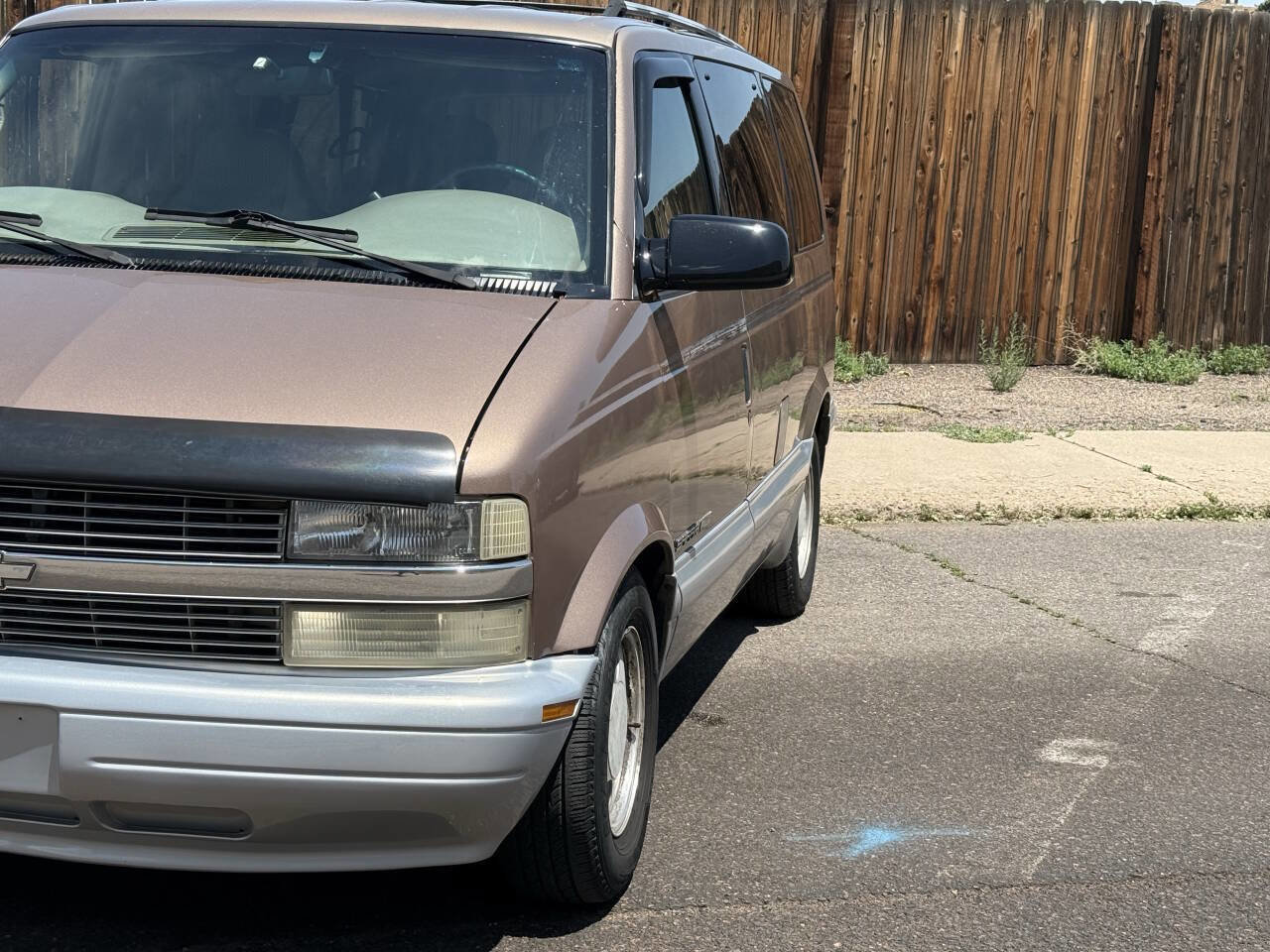 Used 2000 GMC Safari AWD w/ SLT Marketing Option Pkg 3 image 2