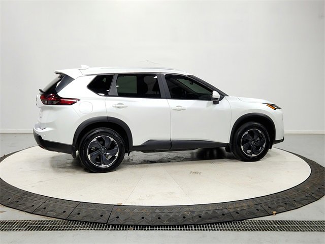 Used 2024 Nissan Rogue SV w/ SV Premium Package image 8