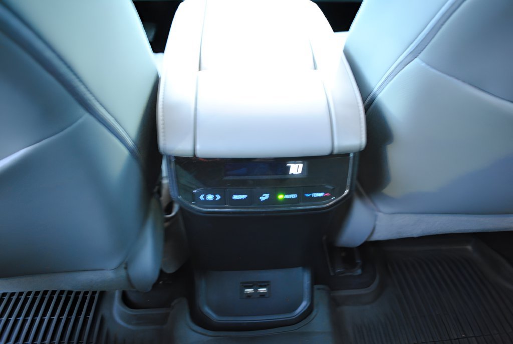 Used 2021 Toyota Highlander XLE AWD/4WD image 10
