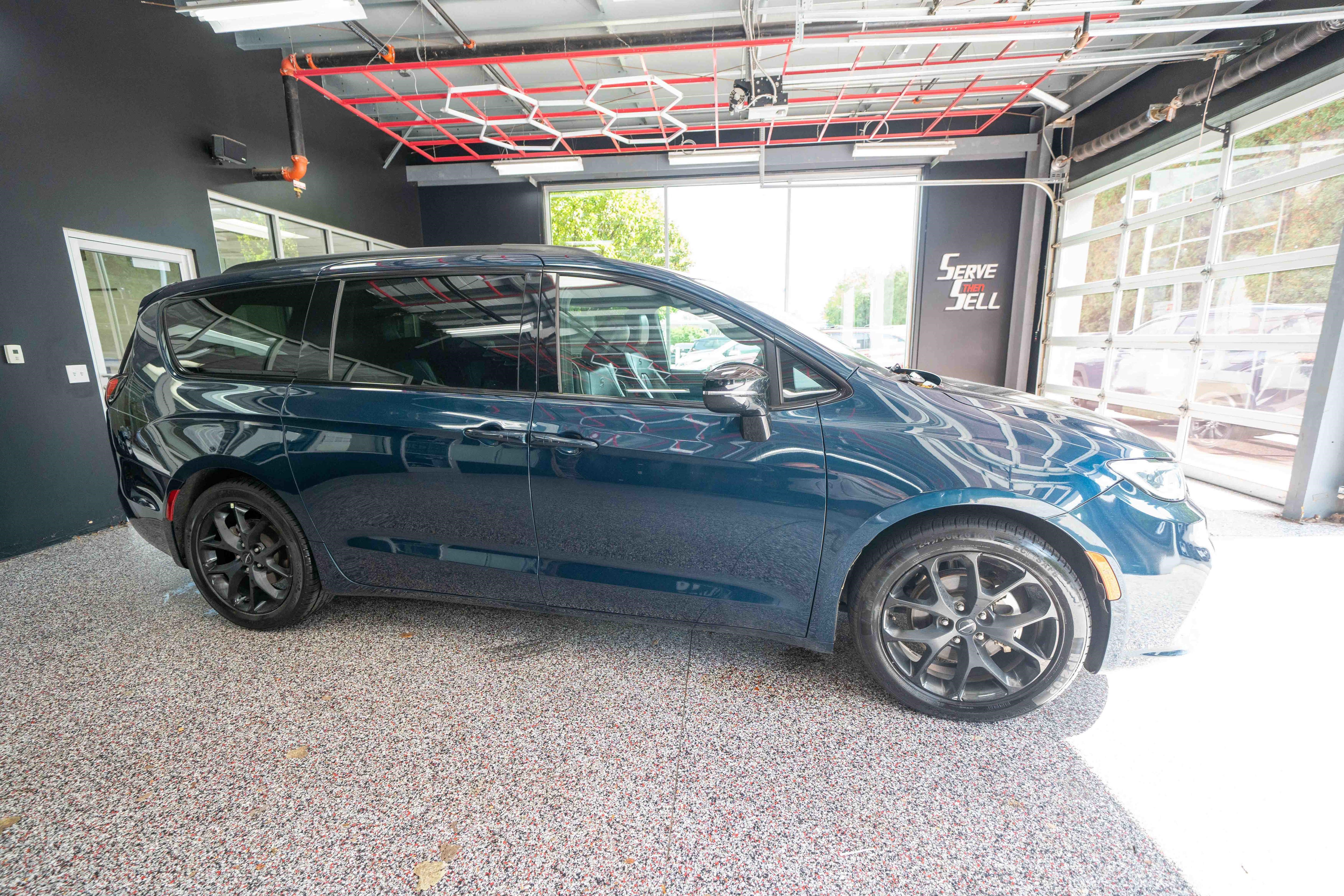 Used 2025 Chrysler Pacifica Limited FWD image 5