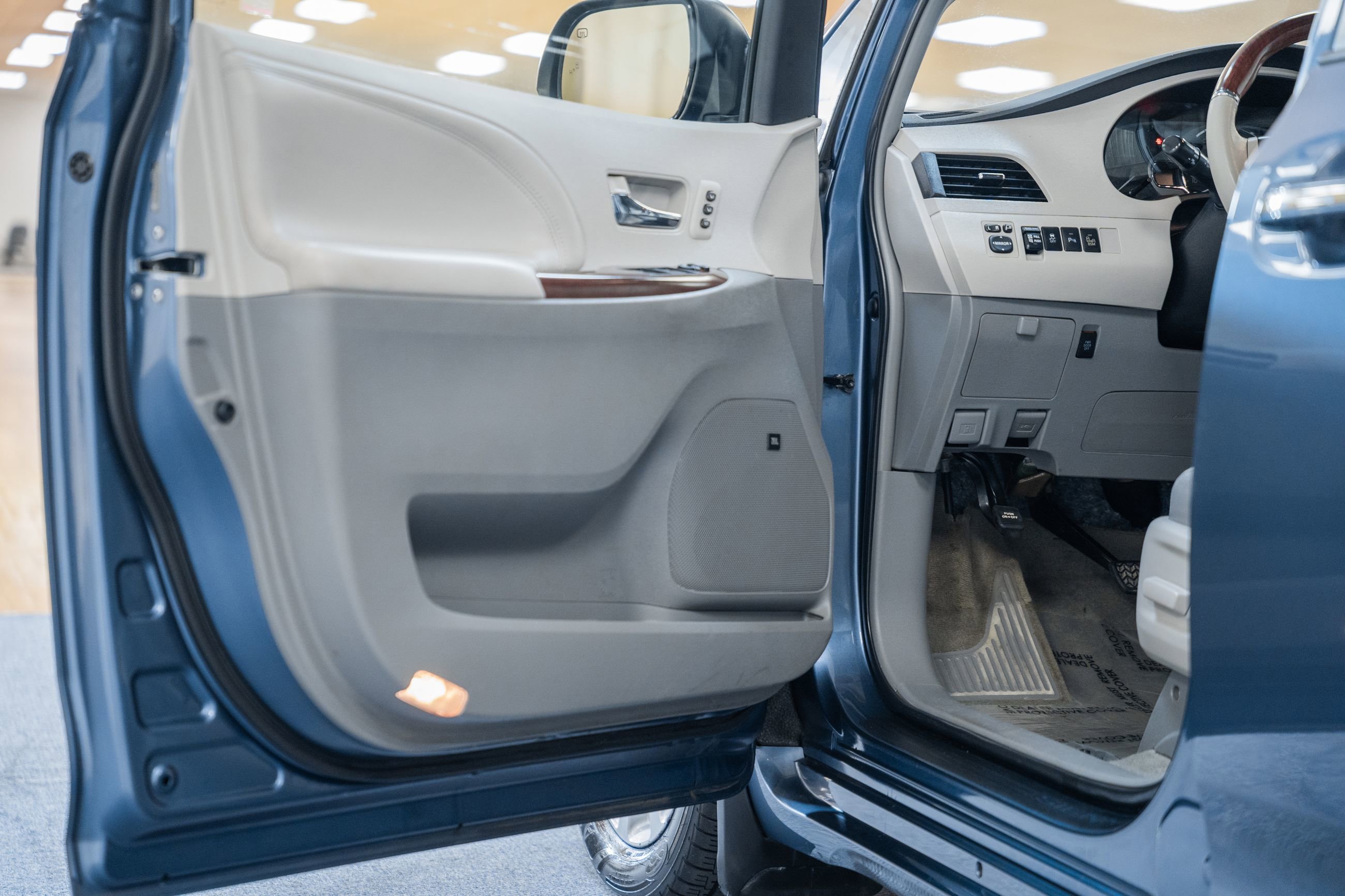 Used 2014 Toyota Sienna Limited image 45