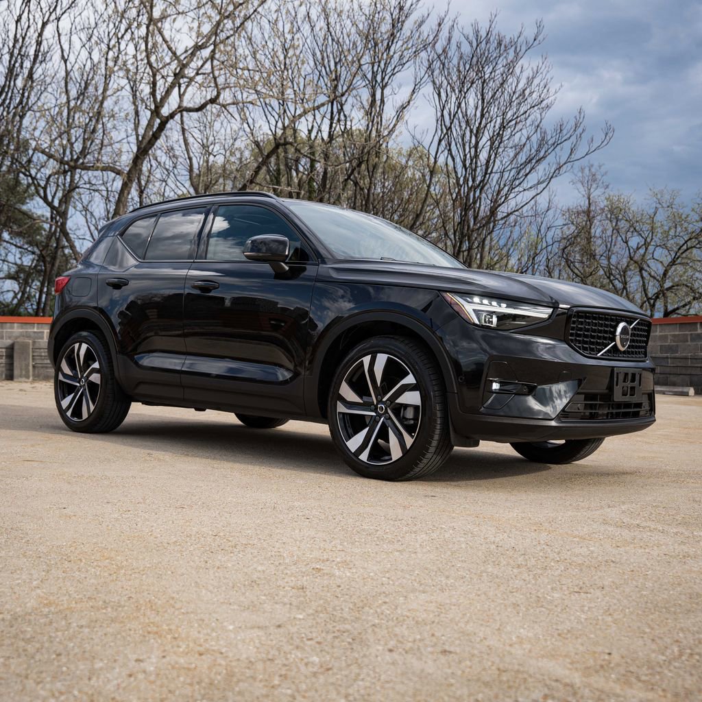 Used 2023 Volvo XC40 B5 Ultimate w/ Protection Package Premier image 7