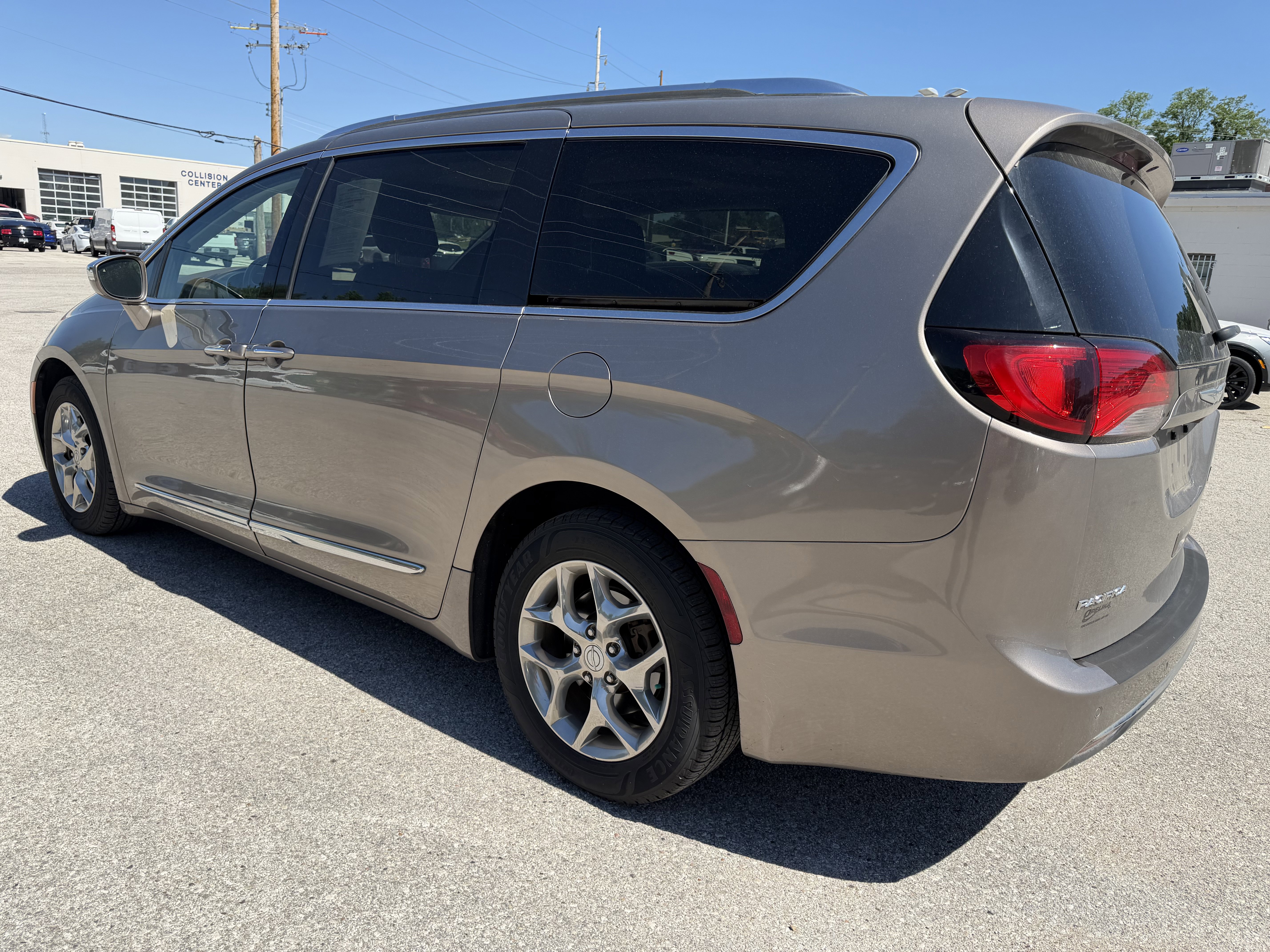 Used 2017 Chrysler Pacifica Limited w/ UConnect Theater Package FWD image 5