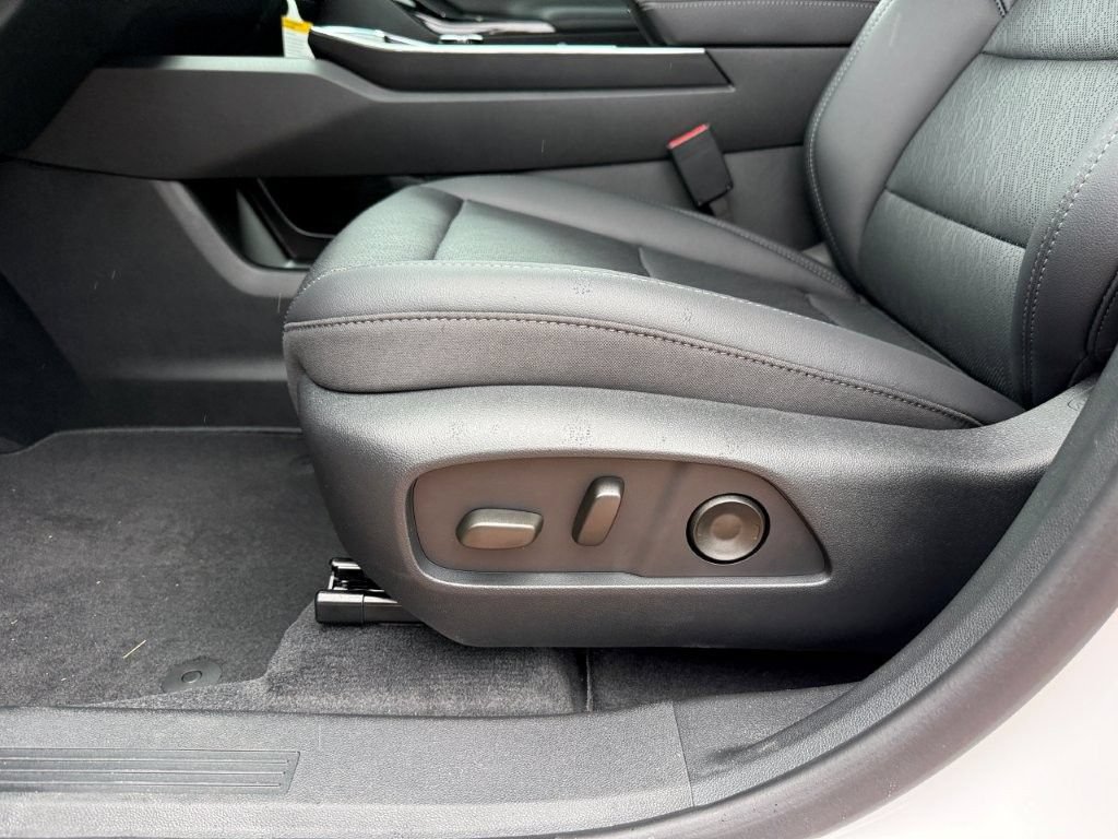 New 2027 Chevrolet Equinox LT w/ Convenience Package II FWD image 13