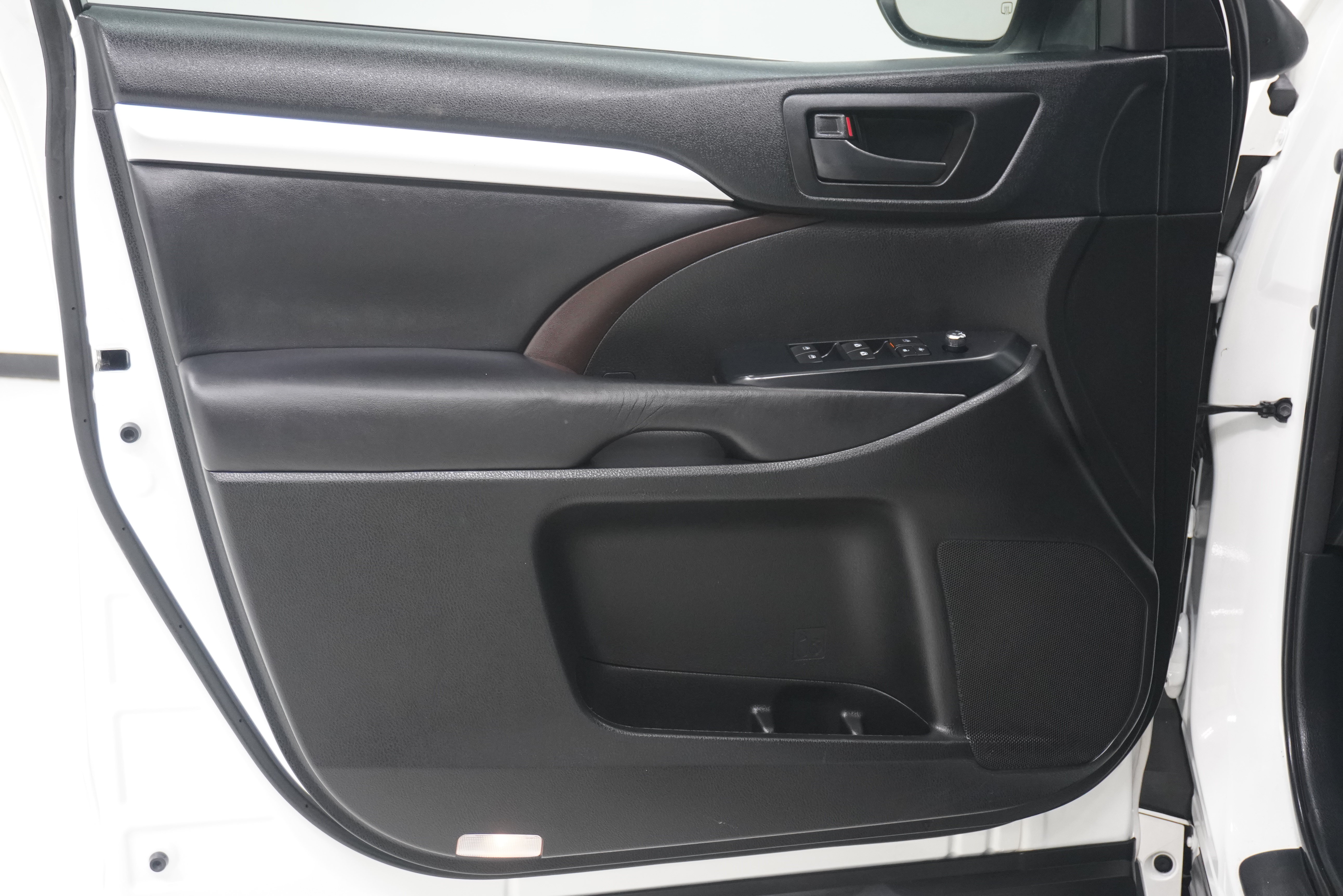 Used 2018 Toyota Highlander Plus FWD image 16