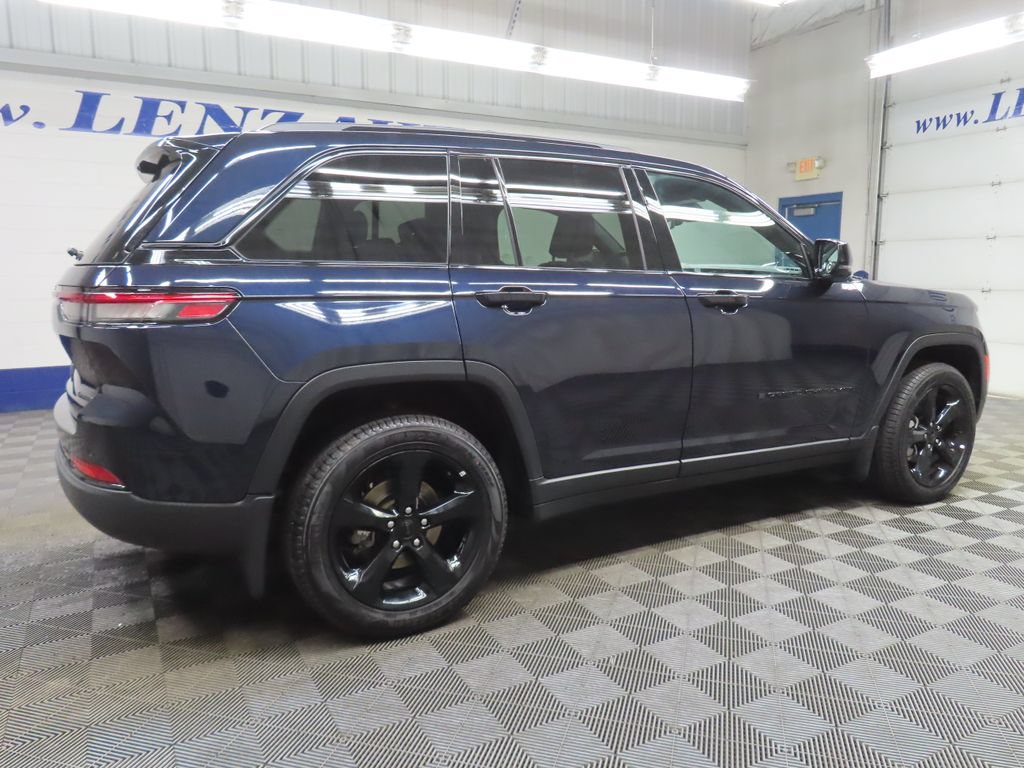 Used 2025 Jeep Grand Cherokee Limited w/ Luxury Tech Group II AWD/4WD image 5