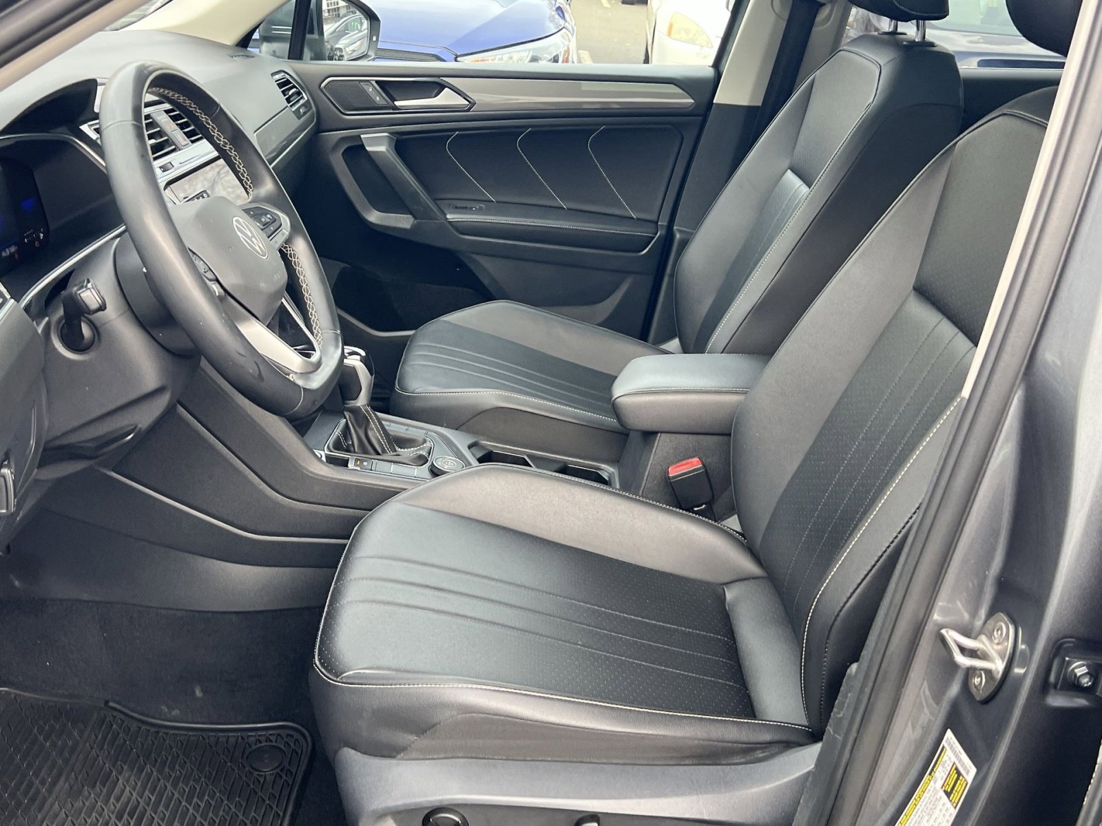 Used 2022 Volkswagen Tiguan SE w/ Panoramic Sunroof Package image 12