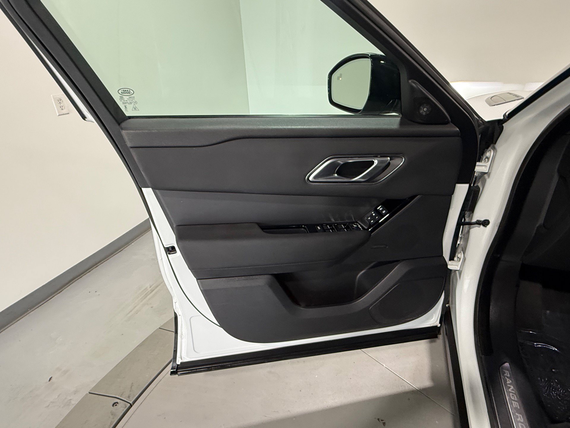 Used 2024 Land Rover Range Rover Velar Dynamic SE AWD/4WD image 19