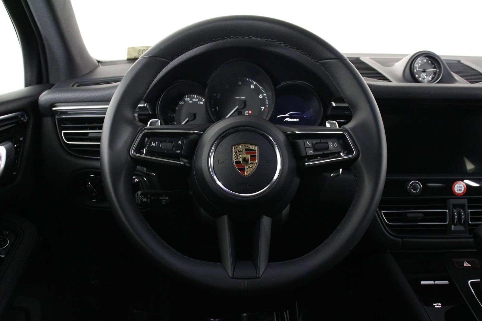 Certified 2025 Porsche Macan image 12