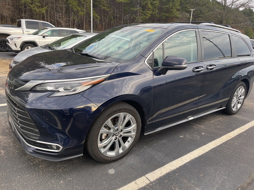 Used 2023 Toyota Sienna Platinum image 2