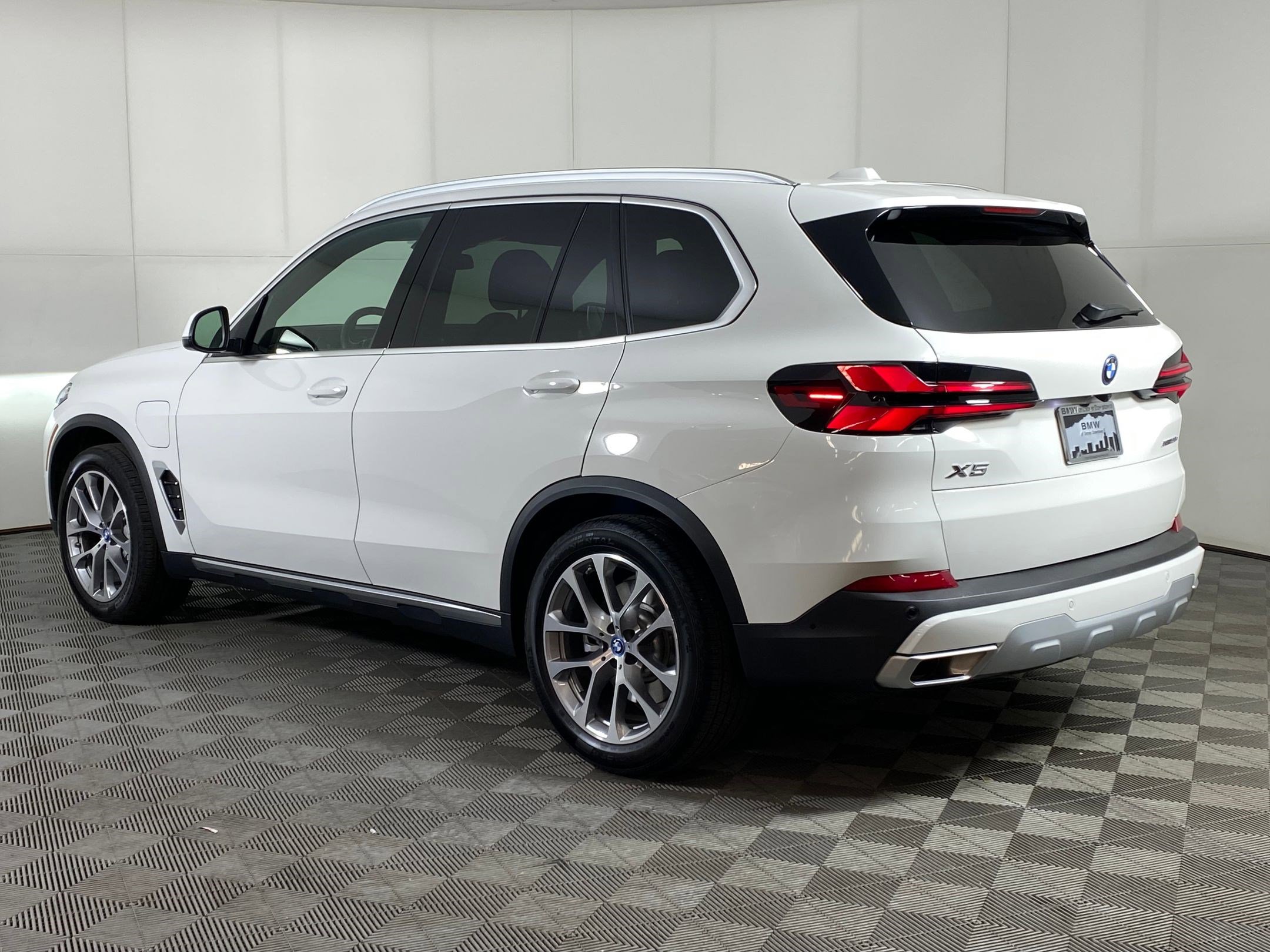 Used 2025 BMW X5 xDrive50e w/ Premium Package image 3