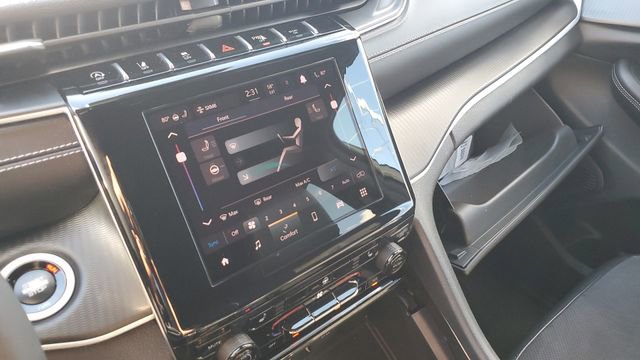 Certified 2024 Jeep Grand Cherokee L Altitude image 13