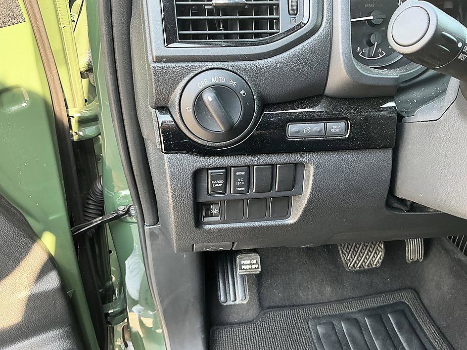 Used 2024 Nissan Titan SV w/ SV Bronze Edition Package image 13