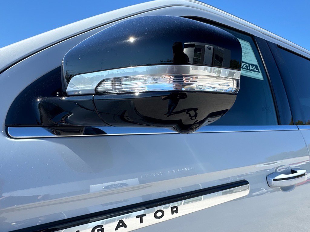 New 2025 Lincoln Navigator Reserve image 9