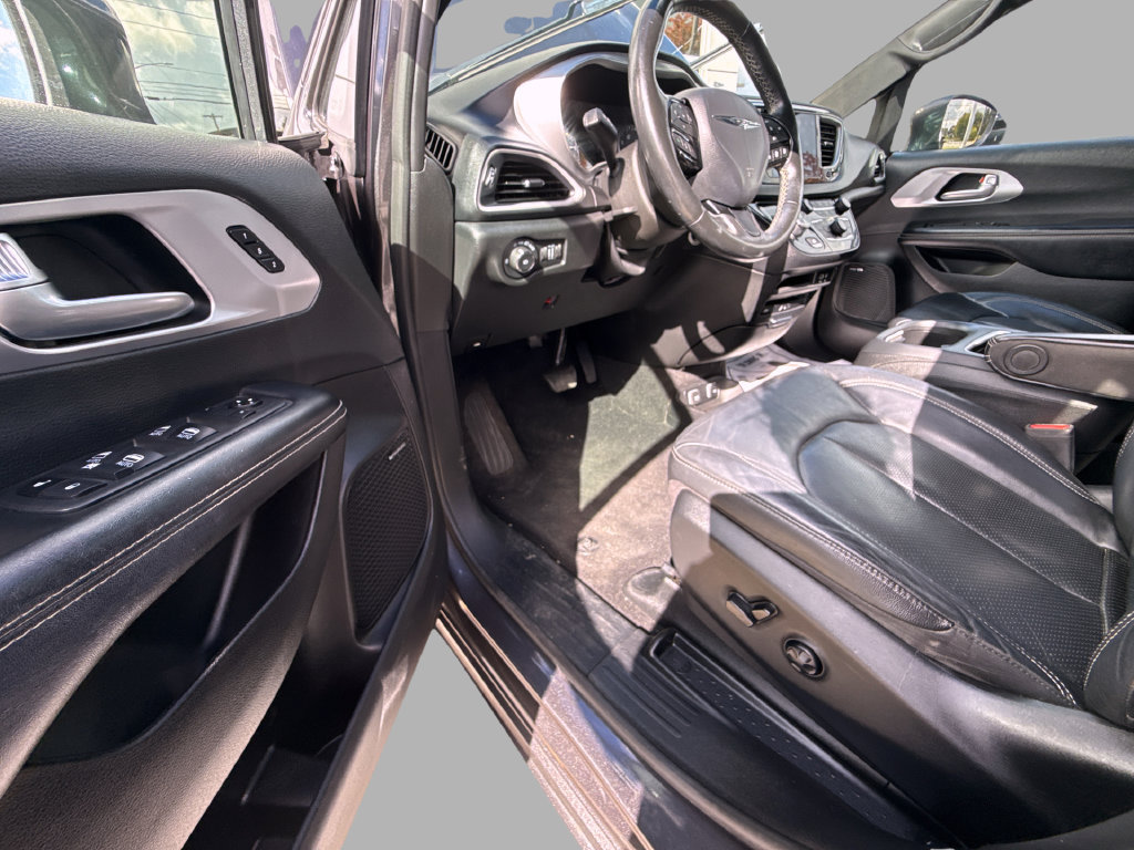 Used 2020 Chrysler Pacifica Touring-L Plus w/ Advanced Safetytec Group FWD image 17