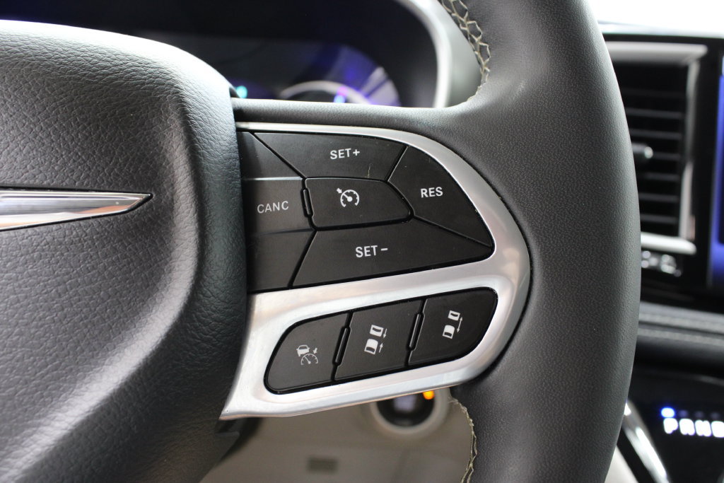 Used 2024 Chrysler Pacifica Limited FWD image 29