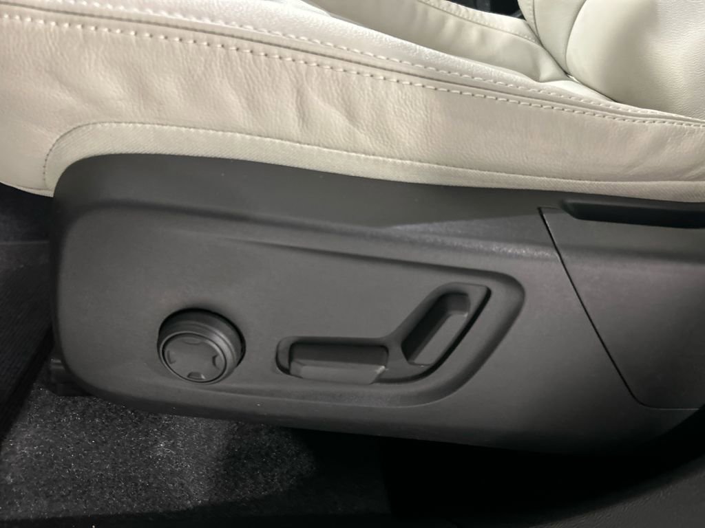 Certified 2023 Volvo XC40 B5 Plus image 11