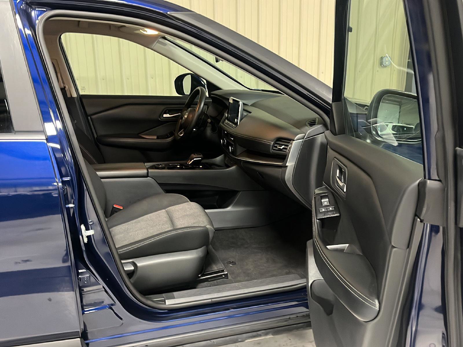 Used 2024 Nissan Rogue SV image 13