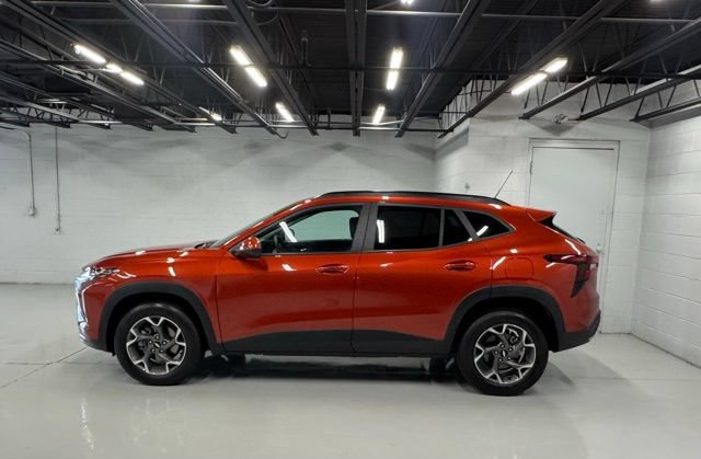 Used 2024 Chevrolet Trax LT w/ LT Convenience Package FWD image 2