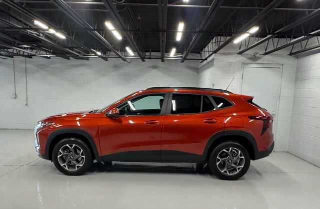 Used 2024 Chevrolet Trax LT w/ LT Convenience Package image 2