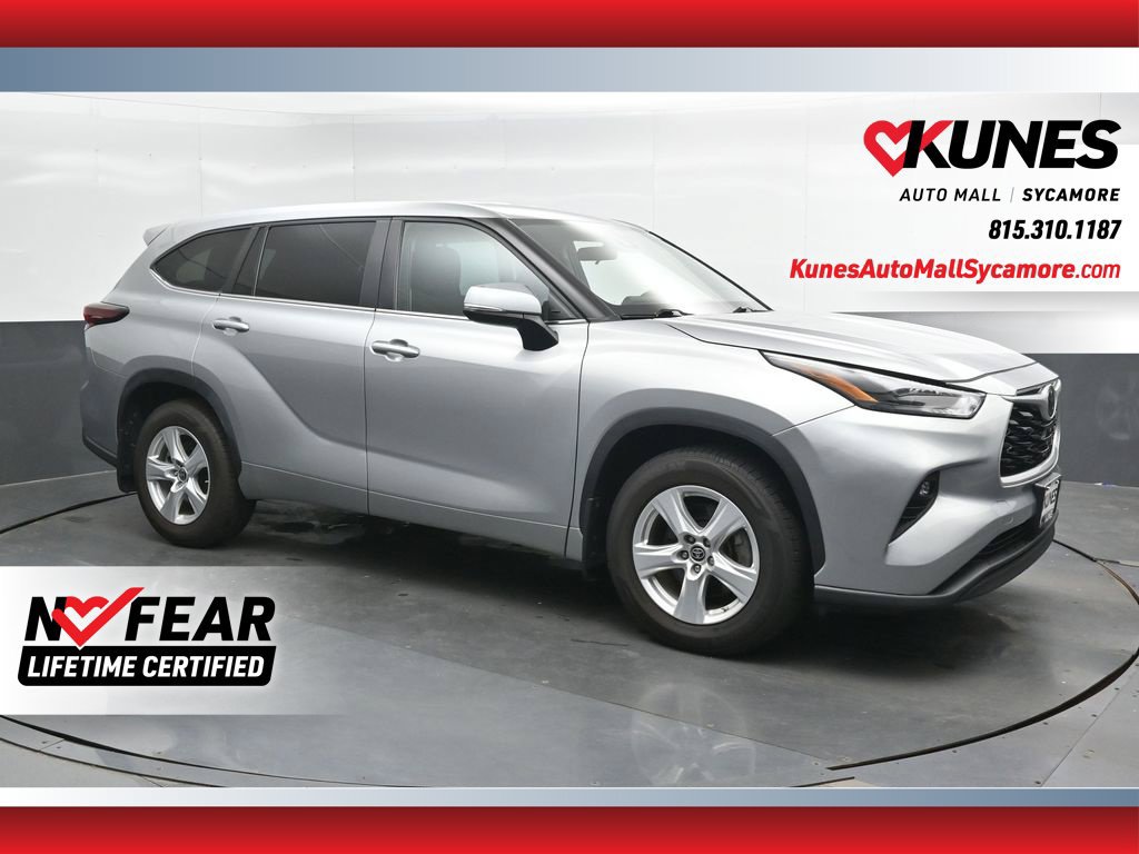 Used 2024 Toyota Highlander LE AWD/4WD image 1