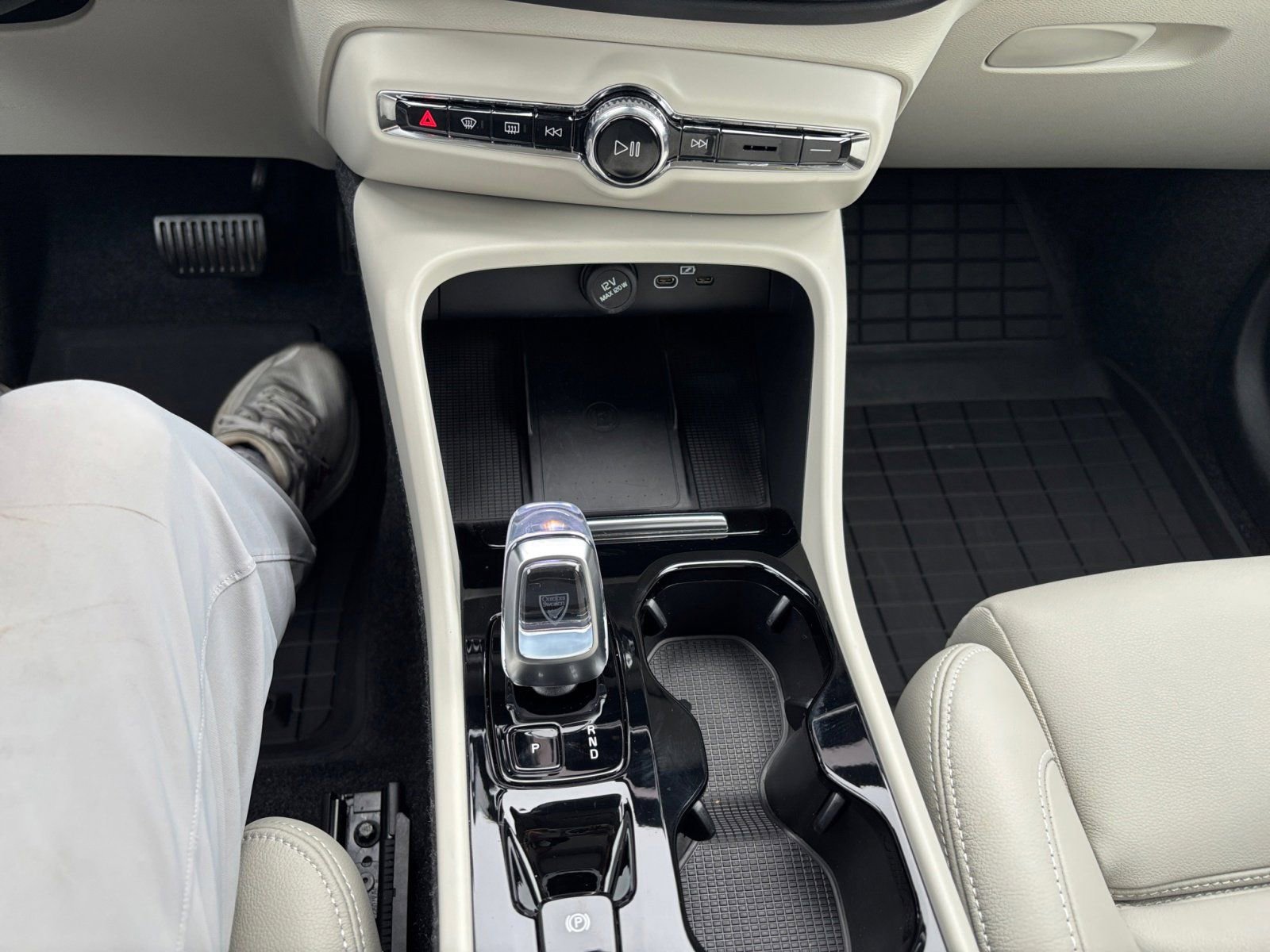 New 2025 Volvo XC40 B5 Plus w/ Protection Package Premier image 11