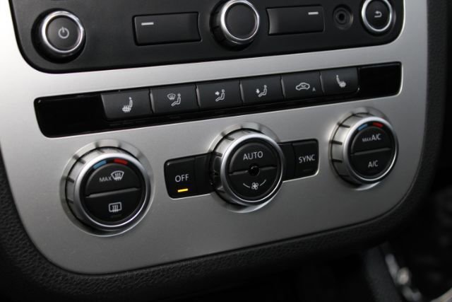 Used 2014 Volkswagen Eos Komfort FWD image 17