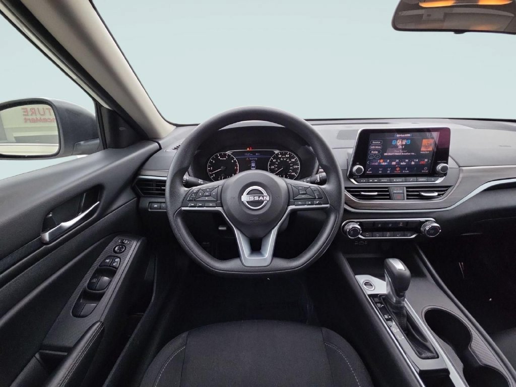 Used 2025 Nissan Altima 2.5 SV FWD image 17