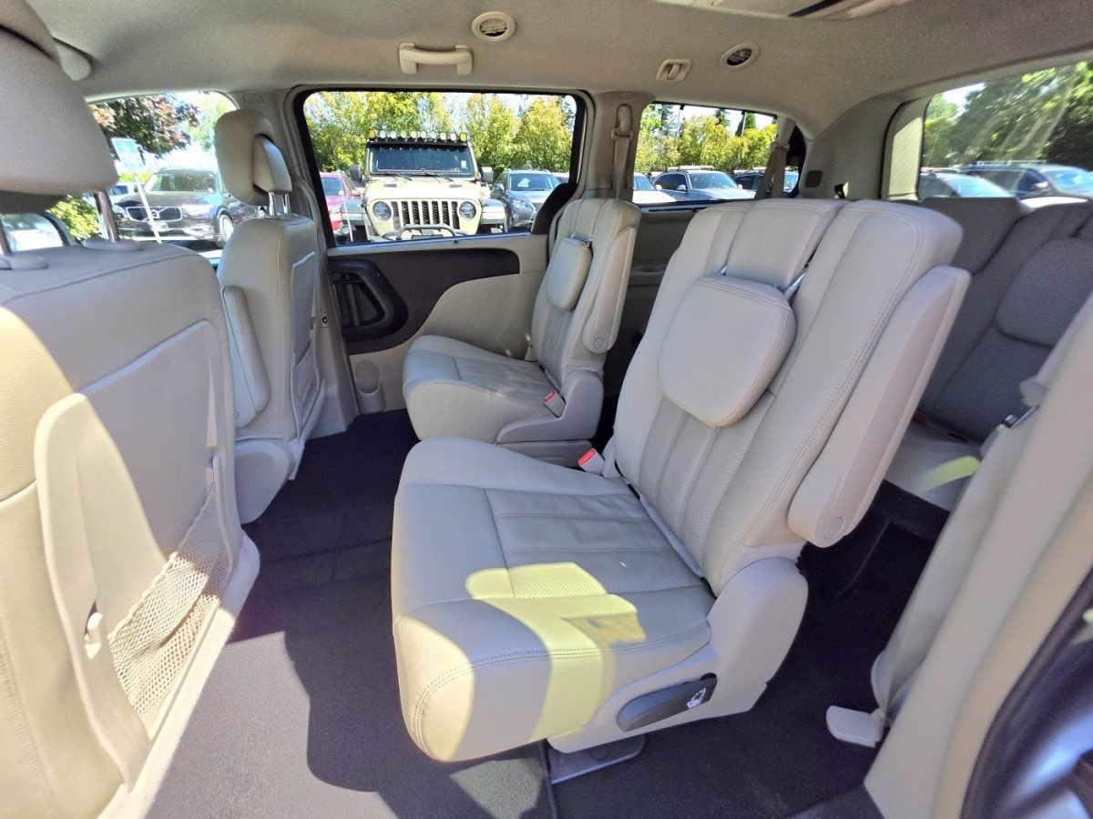 Used 2015 Chrysler Town & Country Touring-L FWD image 10