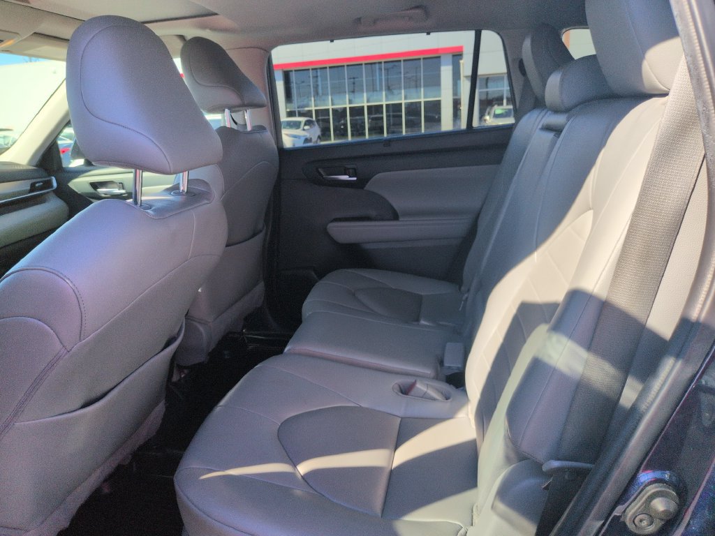 Certified 2022 Toyota Highlander XLE AWD/4WD image 25