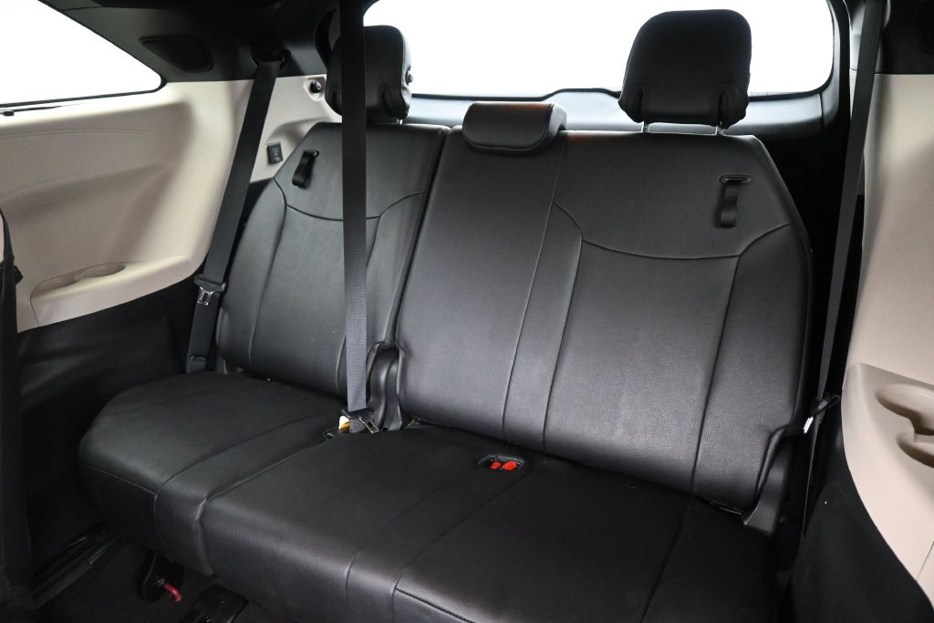 Used 2025 Toyota Sienna Platinum AWD/4WD image 23