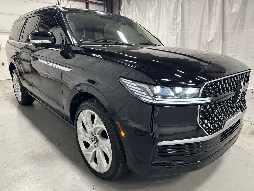 Used 2025 Lincoln Navigator Reserve image 1