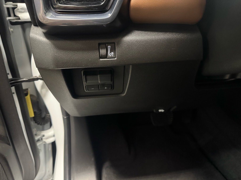 Used 2024 GMC Canyon AT4 w/ Technology Package image 18