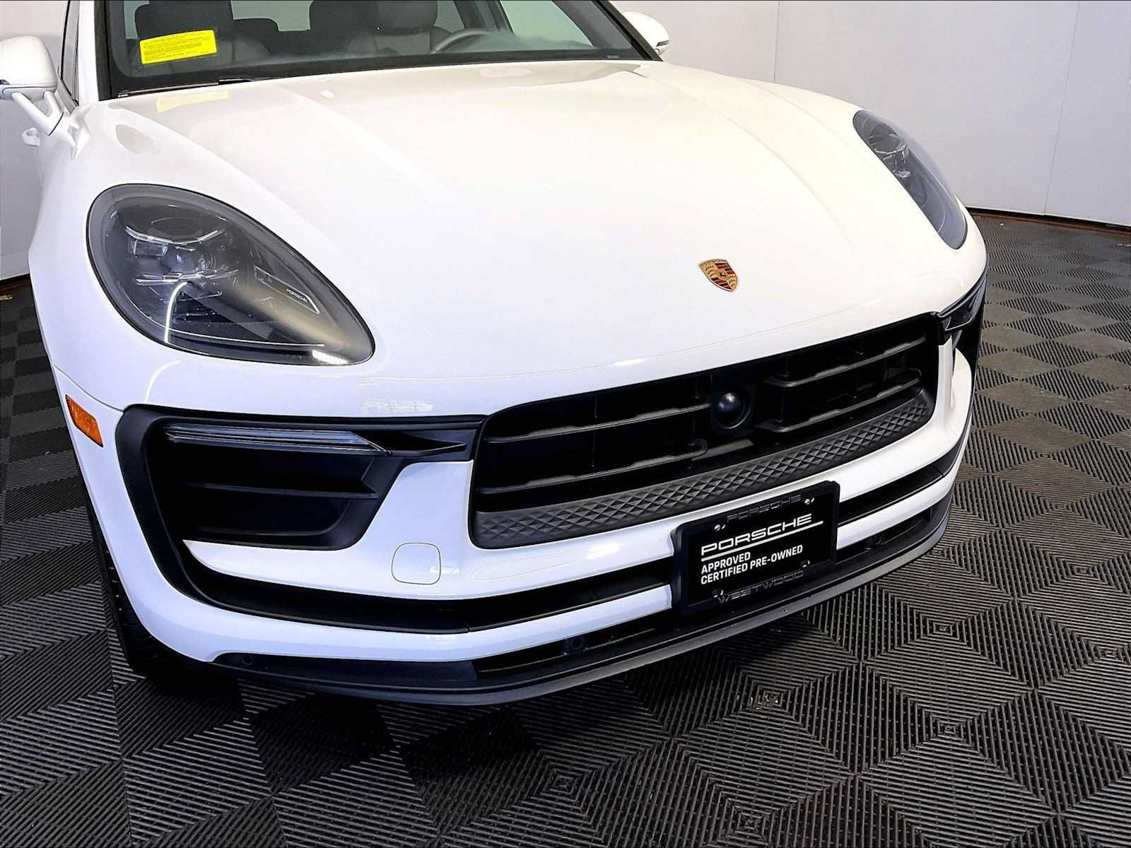Certified 2023 Porsche Macan AWD/4WD image 34