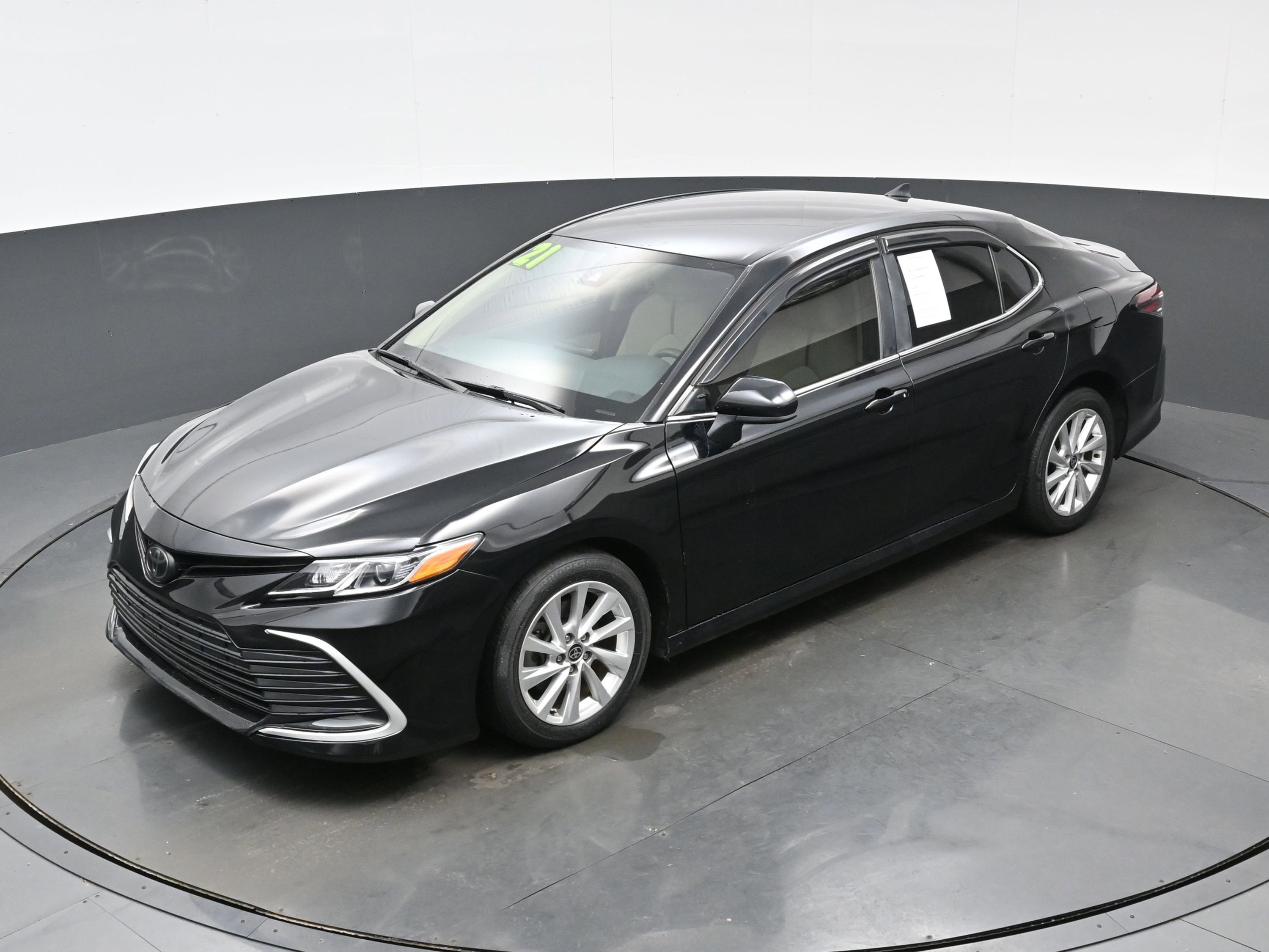 Used 2021 Toyota Camry LE image 31