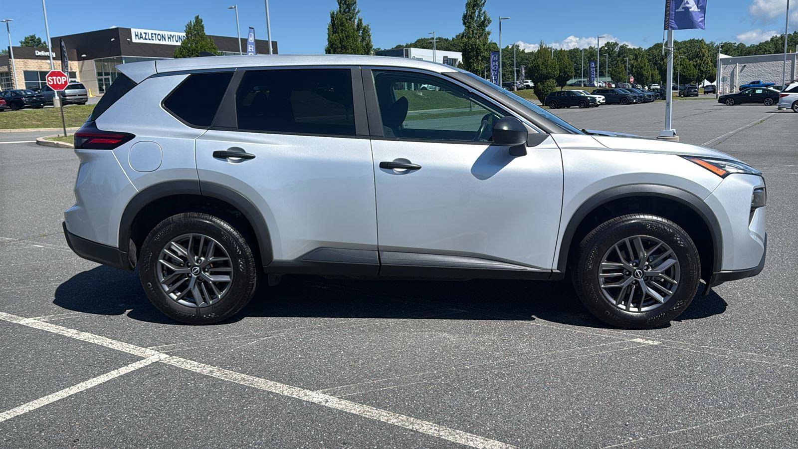 Used 2025 Nissan Rogue S AWD/4WD image 3
